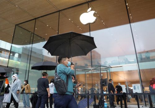 चीनमा रहेका एप्पल र टेस्लाका आपूर्तिकर्ताले केही दिन उत्पादन बन्द गर्ने