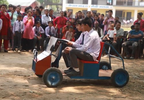 विद्यार्थीले बनाए विद्युतीय गाडी
